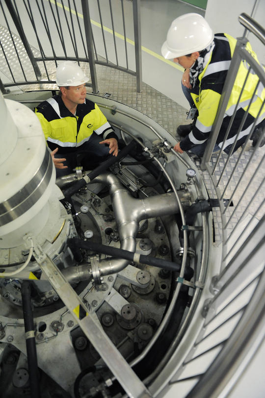 Hos Energi Norge får du bestilt publikasjonen Kolemo 3.2, avbildet er to menn ved turbin